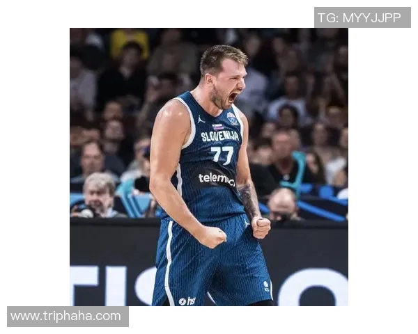 东契奇巧妙假动作引导海斯完美配合完成精彩空接暴扣