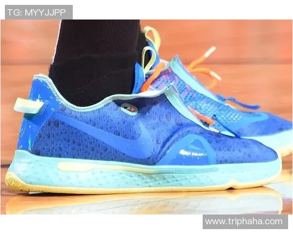 想换就换！库里赛前身穿锐步球鞋入场，训练时又换上了耐克球鞋